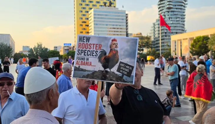 Pankartat ironike të qytetarëve: Bukë nuk ka, spektakël ka plot