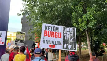 Pankartat ‘pikante’ në revoltën e 39-të qytetare/ Mesazhet: Kur flitet për miliona, Rama sheh vetëm korba e sorra(FOTO)