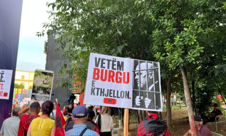 Pankartat ‘pikante’ në revoltën e 39-të qytetare/ Mesazhet: Kur flitet për miliona, Rama sheh vetëm korba e sorra(FOTO)