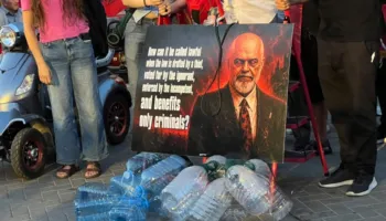 Pankartat pikante të ditës së 38-të të protestës kundër qeverisë Rama, qytetarët nuk kursejnë Ballukun
