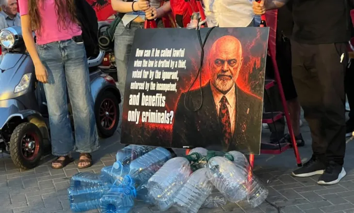 Pankartat pikante të ditës së 38-të të protestës kundër qeverisë Rama, qytetarët nuk kursejnë Ballukun