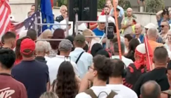 Pankartat pikante të protestës në ditën e 61-të: Edi Rama dil në bulevard, atdheu është i yni, jo biznes privat!