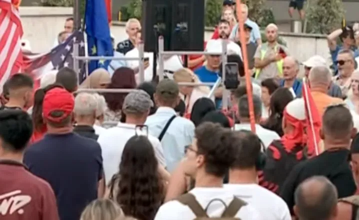 Pankartat pikante të protestës në ditën e 61-të: Edi Rama dil në bulevard, atdheu është i yni, jo biznes privat!