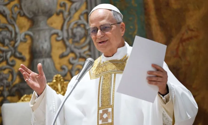 Papa lutet për emigrantët/ Ati i Shenjtë mesazh: Bota të jetë më humane