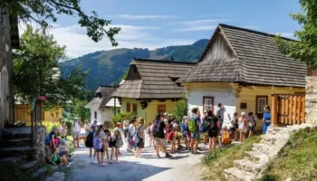 Paradoksi i turizmit! Fshati i UNESCO-s me vetëm 17 banorë kërkon më pak vizitorë