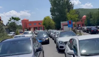 ‘Paralizohet’ Qafë-Thana/ Qytetarët presin deri në 3 orë për të kaluar kufirin