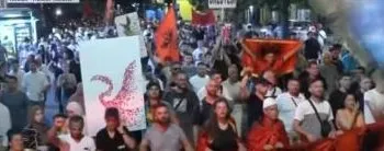 “Parlament analfabet”/Vijon marshimi në kryeqytet, protestuesit kërkojnë dorëheqjen e Ramës:Shqipëria kërkon revolucion