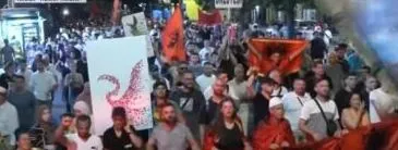 “Parlament analfabet”/Vijon marshimi në kryeqytet, protestuesit kërkojnë dorëheqjen e Ramës:Shqipëria kërkon revolucion