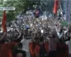 “Parlament i krimit!”/ Marshimi kilometrik nëpër Tiranë, qytetarët parakalojnë pranë godinës së seancave plenare