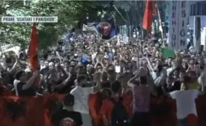 “Parlament i krimit!”/ Marshimi kilometrik nëpër Tiranë, qytetarët parakalojnë pranë godinës së seancave plenare