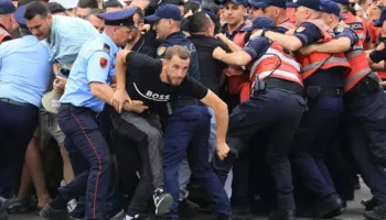 Parlamenti Europian dënon dhunën e policisë ndaj protestuese