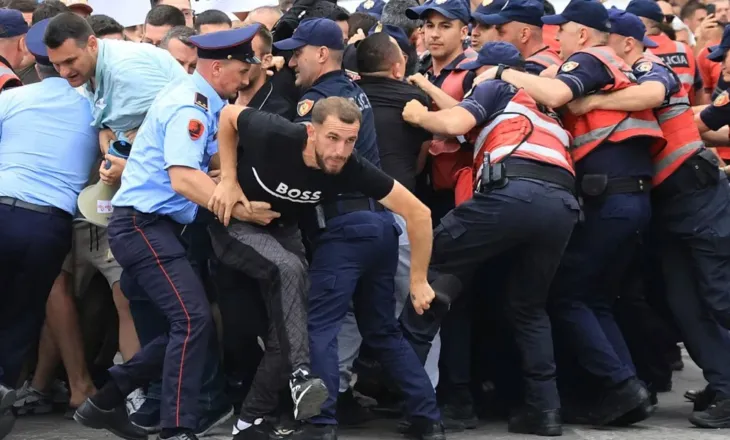 Parlamenti Europian dënon dhunën e policisë ndaj protestuese