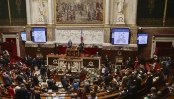 Parlamenti francez miraton projektligjin për të ndaluar aksesin e fëmijëve në platformat e mediave sociale