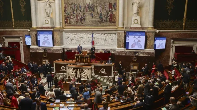 Parlamenti francez miraton projektligjin për të ndaluar aksesin e fëmijëve në platformat e mediave sociale