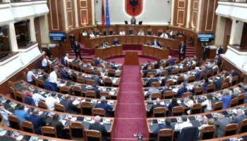 Pas bllokimit të foltores nga deputetët e PD dhe ndërprerjes së punimeve dy herë, rinis seanca plenare