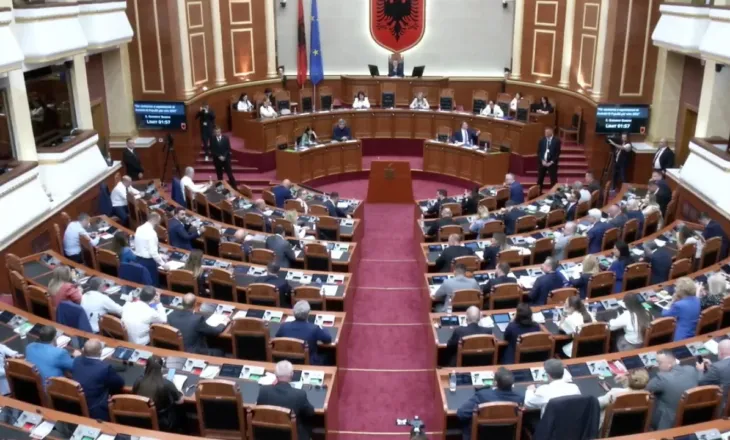 Pas bllokimit të foltores nga deputetët e PD dhe ndërprerjes së punimeve dy herë, rinis seanca plenare