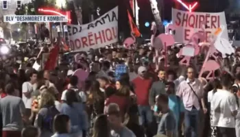 Pas fjalimeve para Kryeministrisë, nis marshimi në rrugët e Tiranës, qytetarët kërkojnë dorëheqjen e Ramës