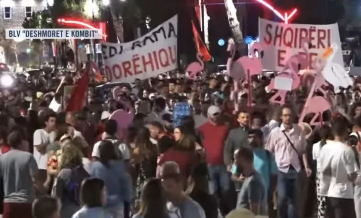Pas fjalimeve para Kryeministrisë, nis marshimi në rrugët e Tiranës, qytetarët kërkojnë dorëheqjen e Ramës