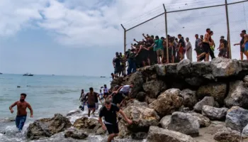 Pas hyrjes së emigrantëve në Ceuta, Franca rrit numrin e efektivëve në kufirin me Spanjën
