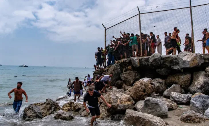 Pas hyrjes së emigrantëve në Ceuta, Franca rrit numrin e efektivëve në kufirin me Spanjën