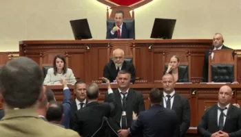 Pas kaosit në sallë, Kuvendi mbyll diskutimet dhe kalon në votim me kërkesë të PS-së