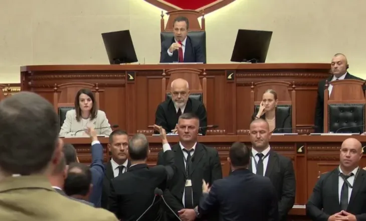 Pas kaosit në sallë, Kuvendi mbyll diskutimet dhe kalon në votim me kërkesë të PS-së