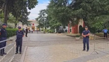 Pas pak seanca, policia “blindon” Kuvendin, forca policie dhe gardh metalik (VIDEO)