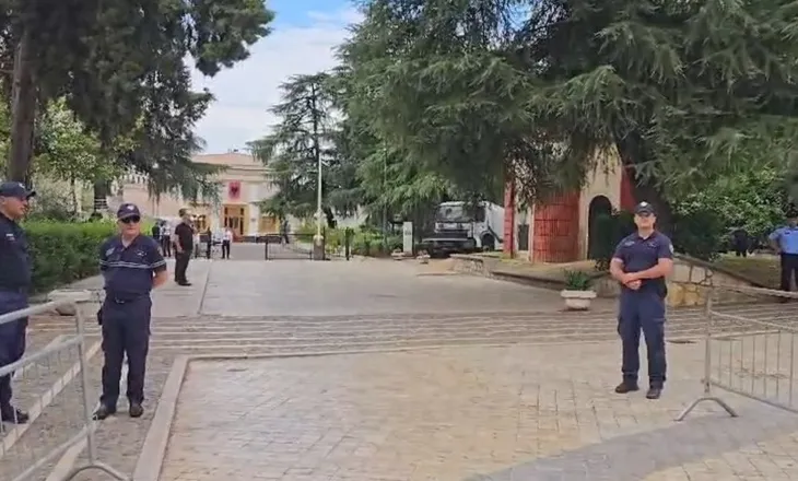 Pas pak seanca, policia “blindon” Kuvendin, forca policie dhe gardh metalik (VIDEO)