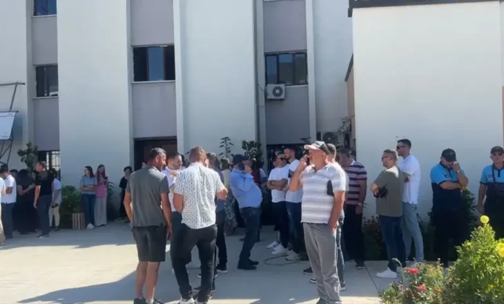 Pas Poliçanit, protestë edhe në Klos kundër propozimit të PS për bashkitë. Administrata bojkoton punën