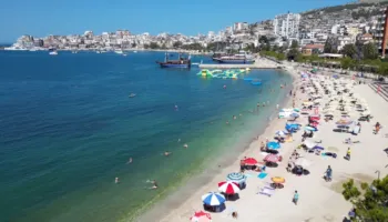 Pas stuhisë, rikthehet plazhi në Vlorë, pushuesit rikthehen në Lungomare dhe bregdet