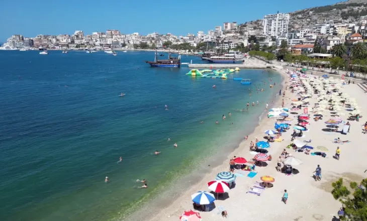 Pas stuhisë, rikthehet plazhi në Vlorë, pushuesit rikthehen në Lungomare dhe bregdet