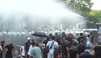 Pas tensioneve në Parlament, shkon në 23 numri i të shoqëruarve