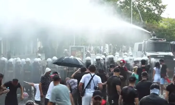 Pas tensioneve në Parlament, shkon në 23 numri i të shoqëruarve