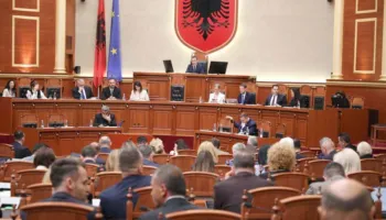 PD dhe PL braktisin Kuvendin, PS miraton e vetme rezolutat për 10 institucione, Braçe del nga rreshti dhe voton…