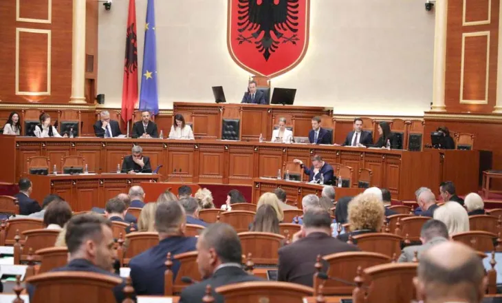 PD dhe PL braktisin Kuvendin, PS miraton e vetme rezolutat për 10 institucione, Braçe del nga rreshti dhe voton…