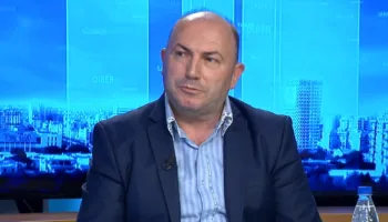 “PD-në do ta marrë Argita”, Azgan Haklaj: Berisha gënjen për SHBA-të, “non grata” nuk i është hequr!