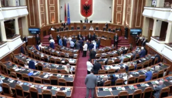 PD nuk lejon Endri Shabanin të raportojë në Kuvend, ndërpritet sërish seanca plenare