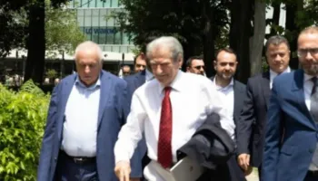 PD thyen bojkotin, demokratët hyjnë në Kuvend nga Akademia e Shkencave
