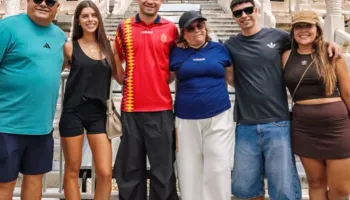 Pedri “pushton” Kinën me vizitën e tij. Pushime me familjen, aktivitete dhe një “goditje nderi”