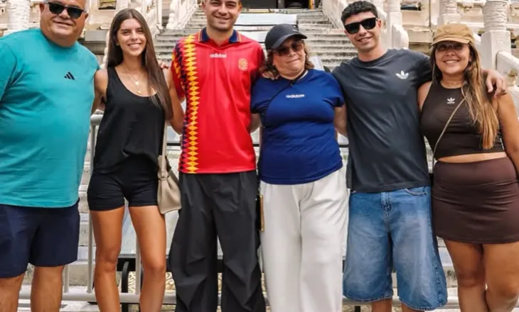 Pedri “pushton” Kinën me vizitën e tij. Pushime me familjen, aktivitete dhe një “goditje nderi”