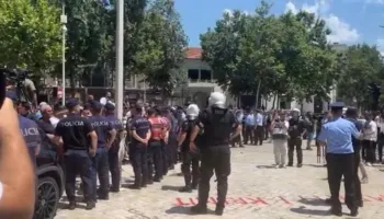 Peleshi hap seancën plenare, jashtë Kuvendit vijon protesta e opozitës