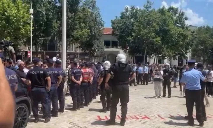 Peleshi hap seancën plenare, jashtë Kuvendit vijon protesta e opozitës