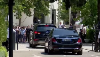 Peleshi tenton të dalë nga Parlamenti, protestuesit i bëjnë ‘pritë’ me vezë e shishe uji, kthehet pas makina