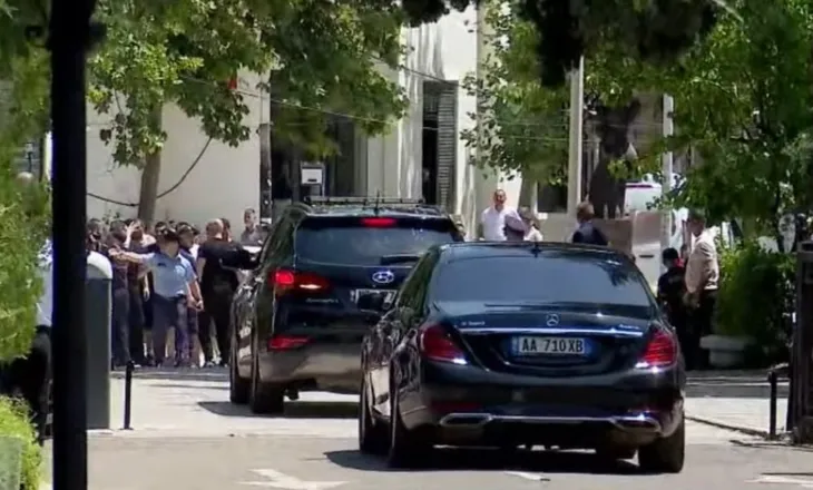 Peleshi tenton të dalë nga Parlamenti, protestuesit i bëjnë ‘pritë’ me vezë e shishe uji, kthehet pas makina