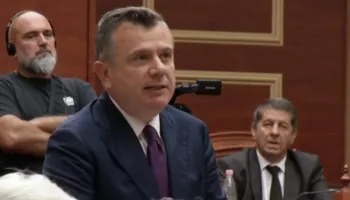 Peleshi uron Bidon në Kuvend, Balla ‘thumbon’ Berishën: Ka nga ata që kanë ndryshuar datën e lindjes