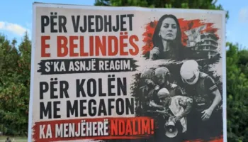 “Për vjedhjet e Belindës s’ka asnjë reagim, për Kolën ka menjëherë ndalim”, protestuesit dhjetra pankarta ironike