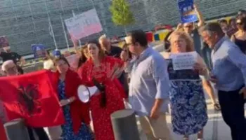 “Përballemi me diktatura”/ 46-të ditë revoltë, Presidenti i EDS nga Brukseli:Rinia shqiptare po frymëzon gjithë Europën
