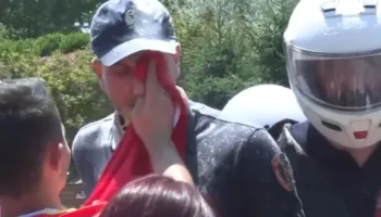 “Përdoret flamuri kuq e zi si peshqir”, Balla ndan pamjet nga protesta e djeshme para Kuvendit