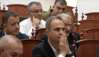‘Përfaqëson krimin’, Berisha akuza e fyerje Ballës: B*ndra e vërtetë, i shërben karteleve të drogës