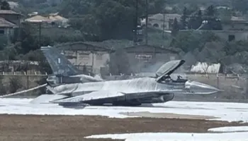 Përfshihet nga flakët avioni F-16 në Greqi, kaos në aeroportin e Zakynthos